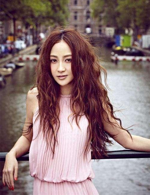 浙江卫视女主播梁薇:著名主持人李咏早逝引热议，你怎么看？