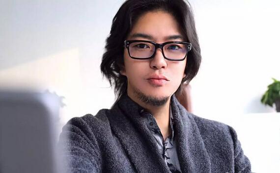 刘洲成发型:至上励合小美刘洲成简介？