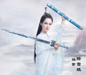 杨紫秦俊杰恋情:微博之夜，杨紫又和张一山一起出席活动了，这让秦俊杰怎么想呢