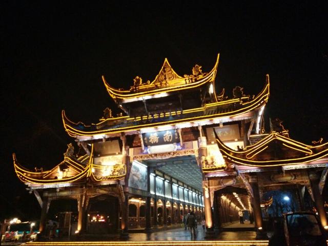去成都旅游，在市区大约玩几天比较好？
