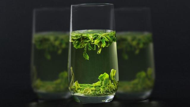 六安瓜片冲泡方法:泡茶时是先倒水再放茶叶还是先放茶叶再倒水？