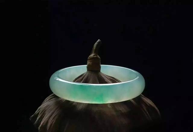 戴玉镯有什么好,女性戴玉镯的好处有哪些？