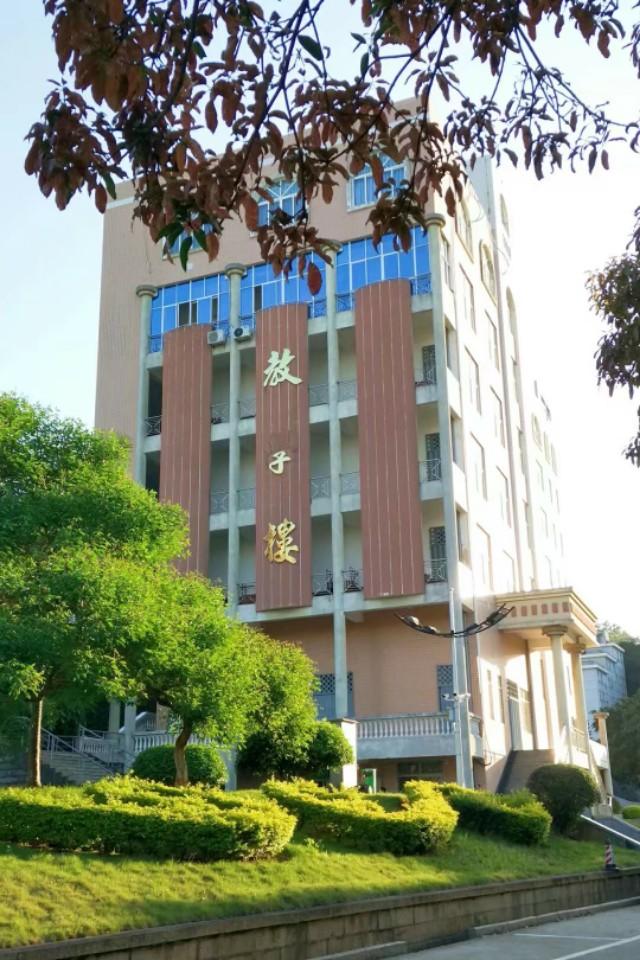 你大学校园里的教学楼叫什么名字
