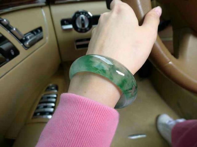 戴玉镯有什么好,女性戴玉镯的好处有哪些？