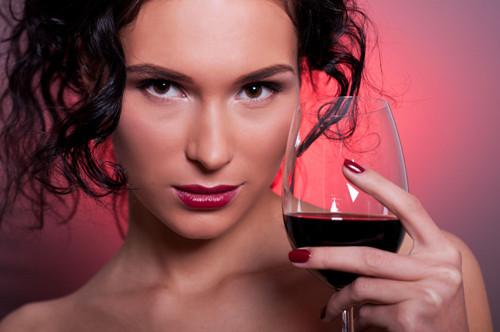 睡前红酒，睡前喝少量红酒可以改善睡眠质量吗