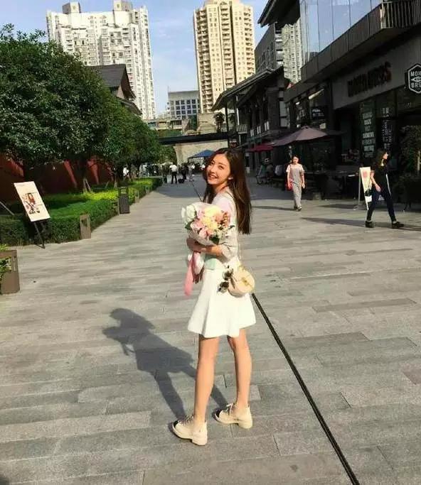 豆得儿含龙根事件全过程:王思聪豆得儿逛街问题你怎么看？
