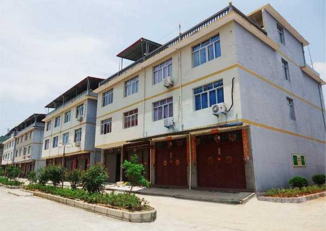 头条问答 - 买房子,农村集体盖的房子和城里的单元楼哪个更好?