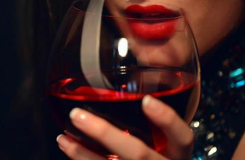 喝红酒有助于睡眠吗，睡前喝少量红酒可以改善睡眠质量吗？
