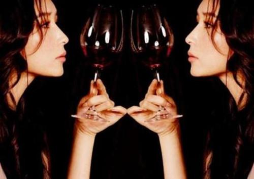 红酒助睡眠吗，女性睡前喝红酒究竟是有益还是有害