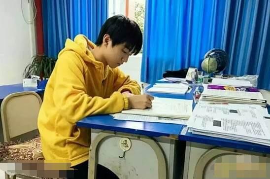 王俊凯备考被围观:作为王俊凯的迷妹，如果你高考和他同一个考场，你会怎么做？
