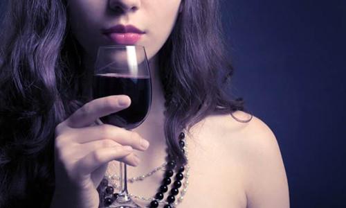红酒助睡眠吗，女性睡前喝红酒究竟是有益还是有害