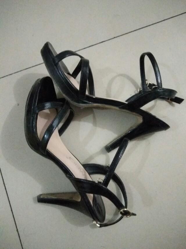 我走路走急了地面不平不小心高跟鞋跟断了拍怎么办啊