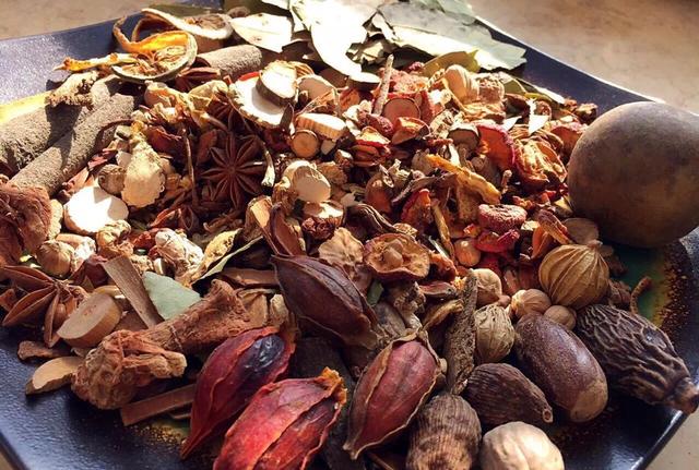 卤料有浓烈的芳香味,可去除食品原料的腥膻味,和增