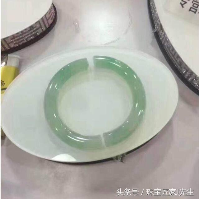 30万的翡翠手镯,云南游客摔断的那只镯子真的值30万吗？