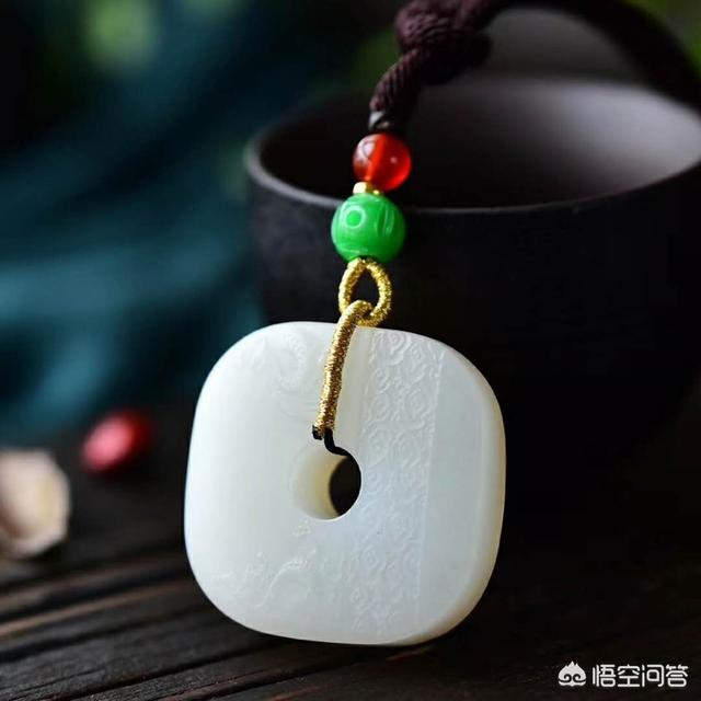 女人戴什么玉最好,送什么玉给女朋友最好？可以送白玉吗？