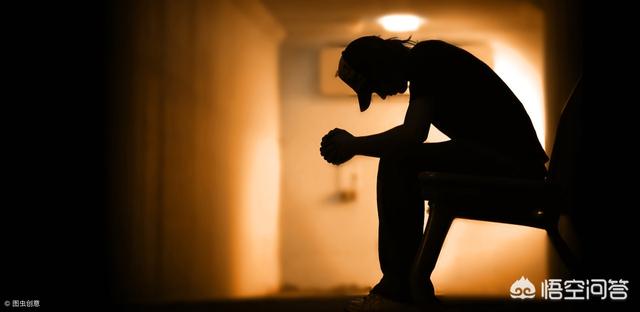 儿子二十一岁了性格孤僻自卑内向每天自己关进房间里玩手机我该怎么办