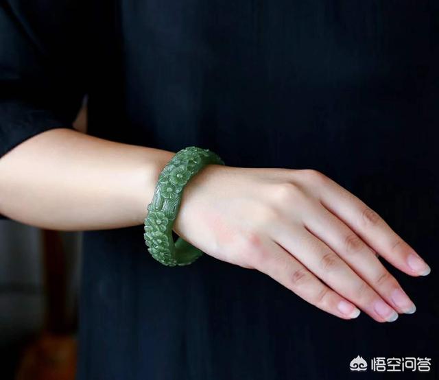 什么玉最好比较养女人,给妈妈买一个什么样的玉好呢？