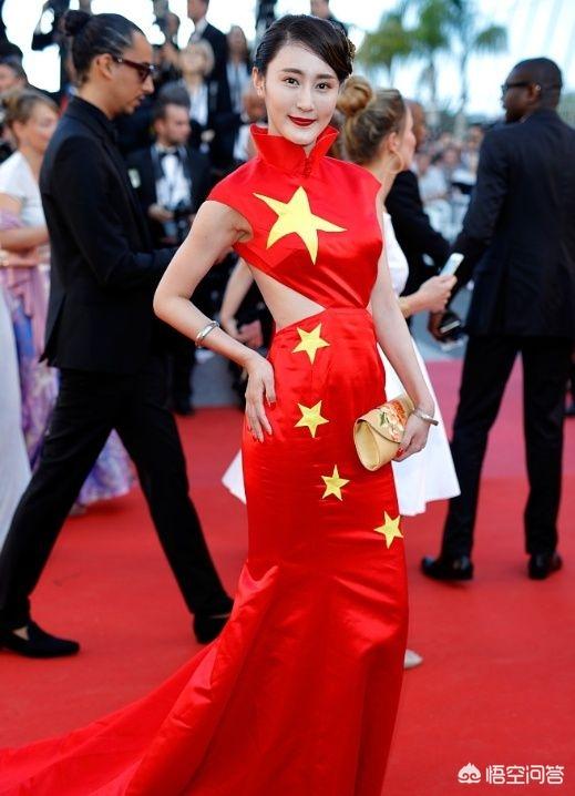 中国女导演素颜走红毯真胆大！穿碎花裙背着双肩包，比巩俐还自信，你见过在走红毯时，最拼的明星到底有多拼？