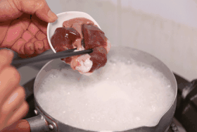 正宗广式粥是啥样的，顺德生滚粥的肉料是用什么方法做得又滑又嫩的