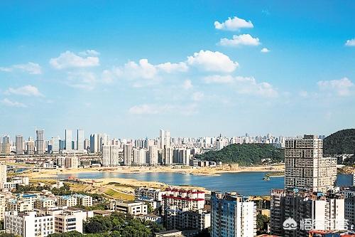 长沙有哪些出名的景点、特色小吃、特产？