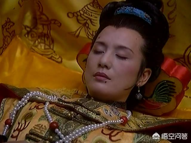 《康熙王朝》中容妃是康熙最喜欢的妃子，为什么会被康熙送入宗人府，后来又杀死所有看见她刷马桶的人？插图16