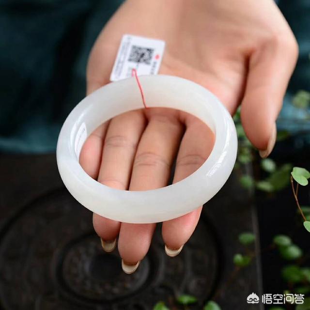 玉手镯哪种最好?,想买一个和田玉手镯，哪个品牌较好？