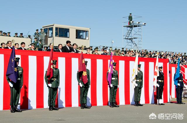 日本自卫队怎么总爱围个红色口水兜兜？