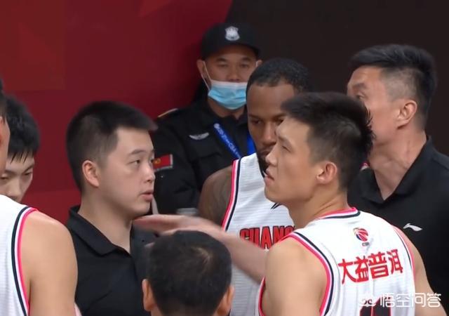 杜锋直呼可兰没防守，王薪凯看呆了，他是不是无缘国家队了？