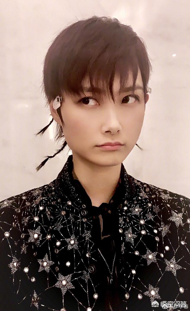 巩俐的胸:李宇春进军时尚圈，近几年造型多变，如何评价她的女人味？