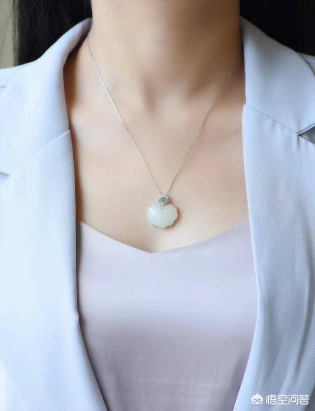 女人戴什么玉最好,送什么玉给女朋友最好？可以送白玉吗？