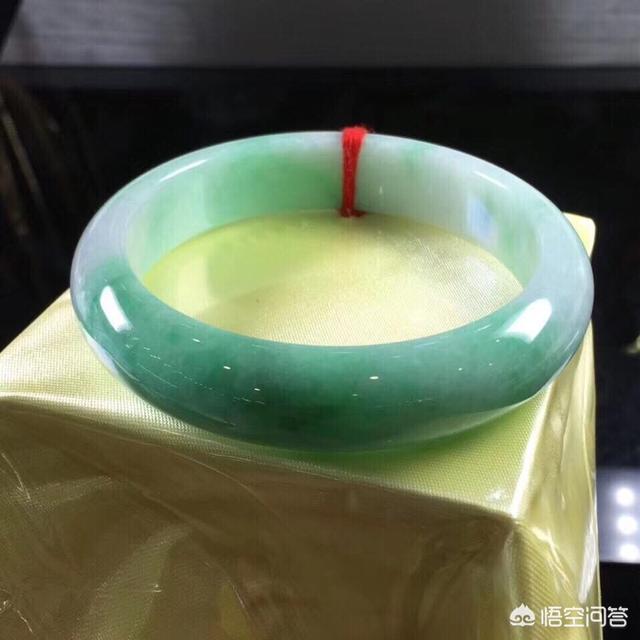 什么玉最好比较养女人,给妈妈买一个什么样的玉好呢？