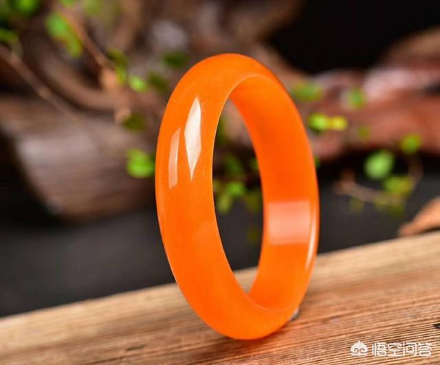 什么玉最好比较养女人,给妈妈买一个什么样的玉好呢？