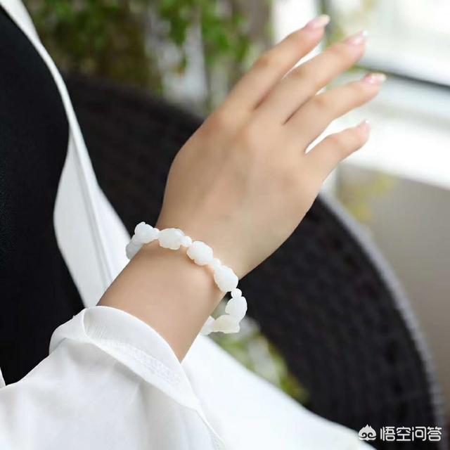 女人戴白玉好还是带绿玉好,送什么玉给女朋友最好？可以送白玉吗？