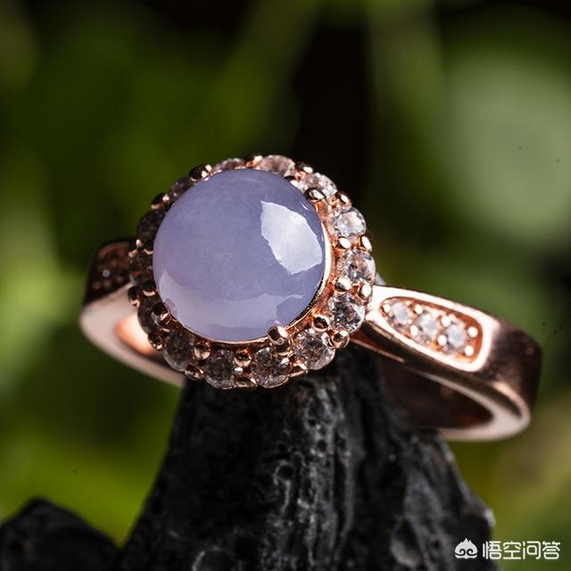 怎么知道自己的翡翠值多少钱,朋友给了个翡翠，能否看看真假，估个价格？