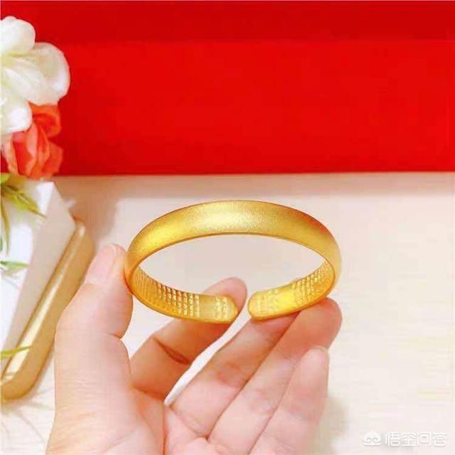 假玉手镯是什么材料做的,假的和田玉是什么东西做的？