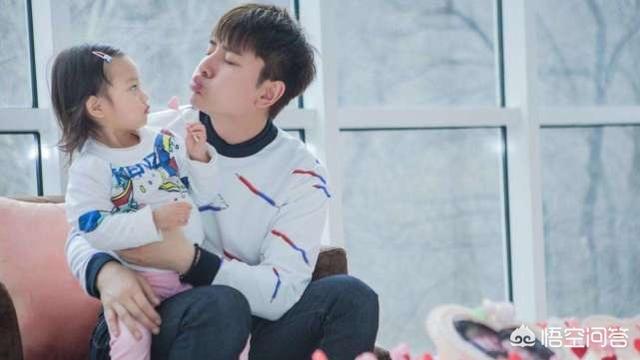 曝贾乃亮独自买醉:当你孤单难过时，独自深夜买醉你会想起谁？