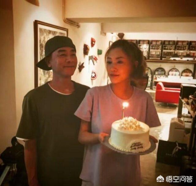 陈小春资料:王源跟陈小春同框，能算出王源有多高吗