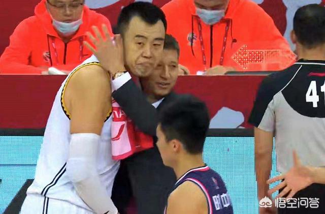 韩德君抱起潘长江:韩德君合影潘长江，网友调侃“CBA最强双塔诞生！”你怎么看