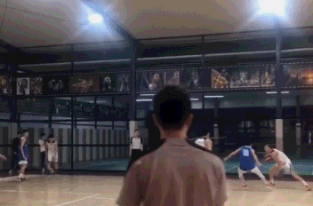 最近辽宁球员何佳轩很火，他是高后卫，什么水平？能成第二个郭艾伦吗？