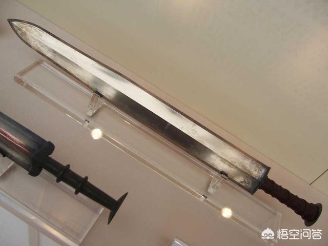 秦始皇陵开挖的时候,一尊将军像压着一把剑,搬开雕像,剑瞬间弹直,这把剑现在在哪？