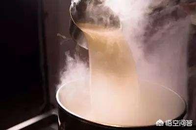 牛骨汤哪种骨头好:牛骨头汤如何炖得汤清有回甘，需要下什么配料？