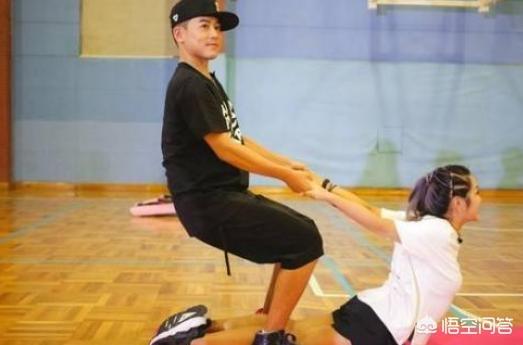 李宇春超女:为什么说苏醒对超女何洁和李宇春态度截然不同被质疑双标？