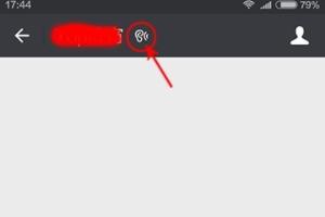 微信有个聊天对话:微信聊天出现耳朵的图标是怎么回事，怎么关闭？