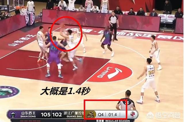 剩1.6秒输三分，为何许钟豪不传给外线投三分，而是直奔篮下？