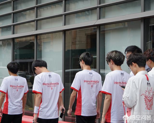 Rw侠4：0零封Hero,渡劫多次单杀柠栀,尘夏0-5的ADC迷之走位,如何评价？