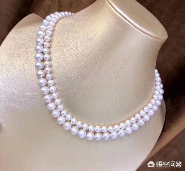 50岁戴哪种翡翠手镯好看,50来岁的妇女戴什么样的手镯好？