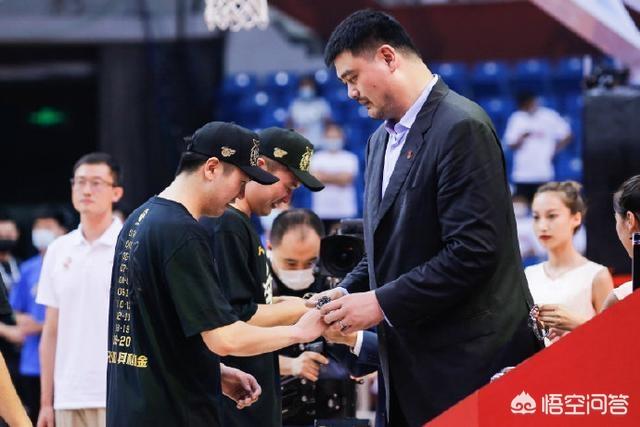 毕加索戒指将拍卖:夺冠颁奖仪式，广东男篮一人发了一块手表，这块手表价值多少钱？