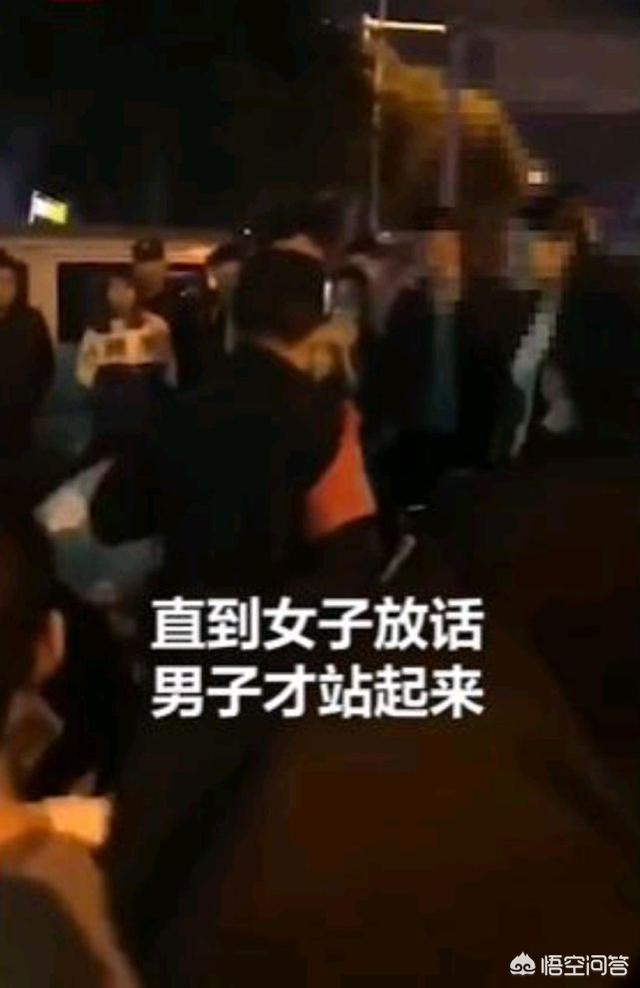 带宠物鸭扫大街萌坏路人:如何看待重庆万州“男子当街被一女子牵着当狗溜”？