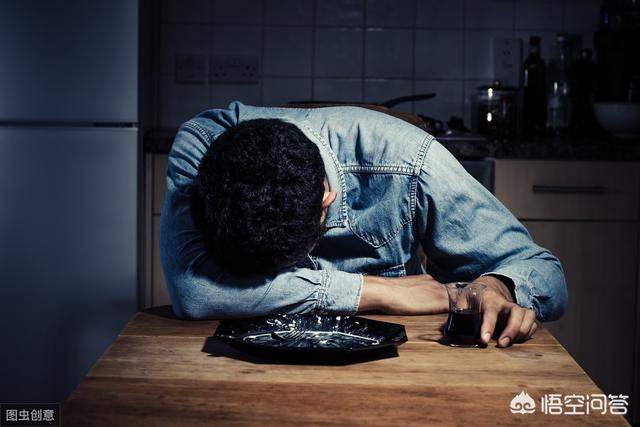 儿子二十一岁了性格孤僻自卑内向每天自己关进房间里玩手机我该怎么办