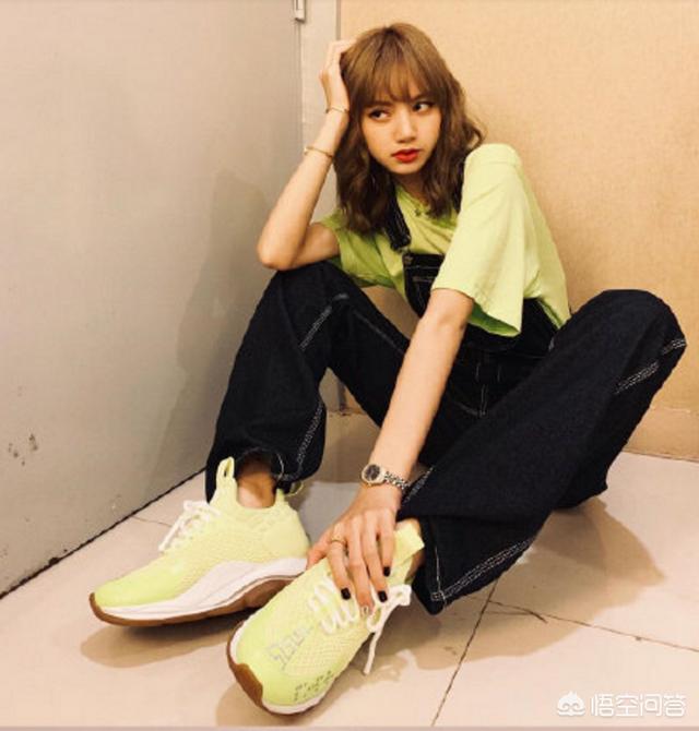 张俪图片:三十多岁的女人还可以穿卡通图案的服装吗